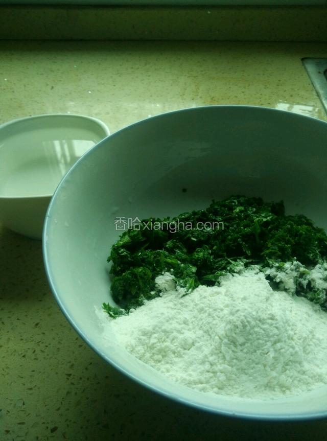 将面粉倒入有芹菜叶的碗中
加水，注意水要慢慢加，边加边搅拌