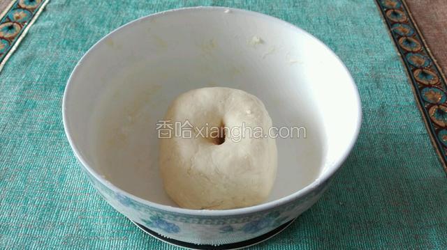 不断按揉奶香面粉至均匀的表面。