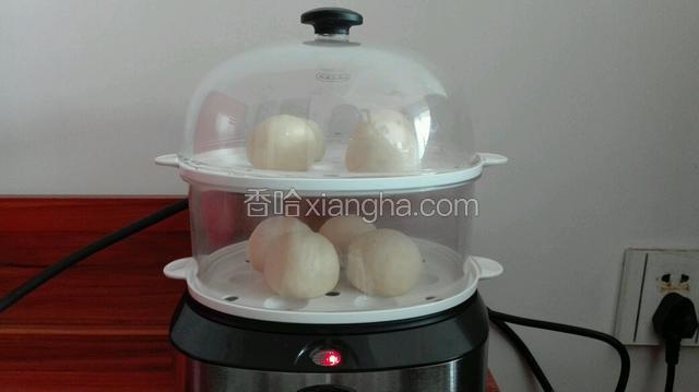 放于蒸格中，蒸约十分钟。