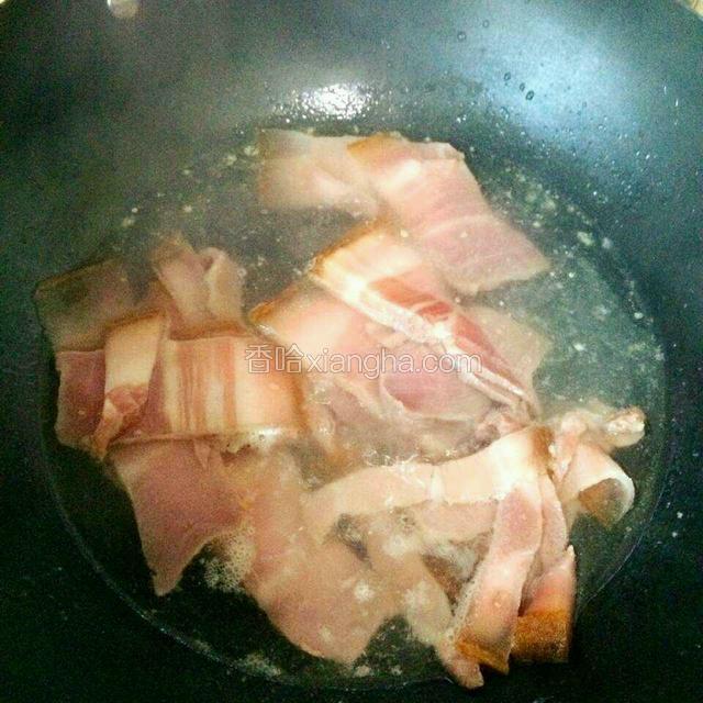 锅里放水煮一下腊肉，腊肉盐分比较重（腊味：用盐腌制，能防止腐烂）
