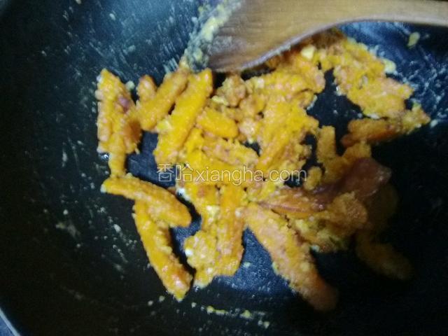 翻炒均匀，差不多每一片南瓜上都挂上蛋黄沙。