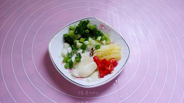 葱切花、姜切丝、蒜切片、小米椒切圈，准备3_4粒花椒。