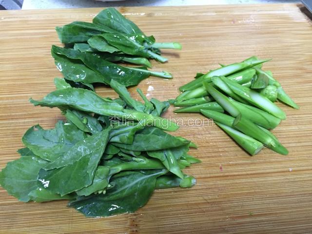 芥蓝浸泡片刻洗净切成三段并将茎叶分开