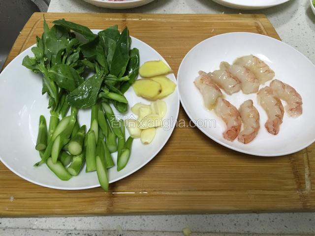 姜切片，蒜拍扁去皮