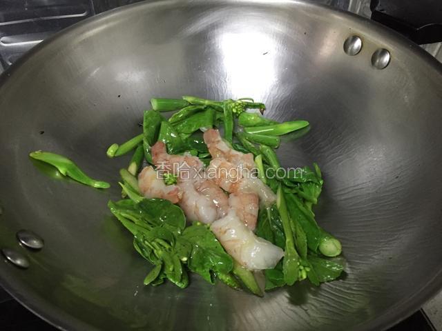 炒至菜叶变色加入虾仁翻炒片刻