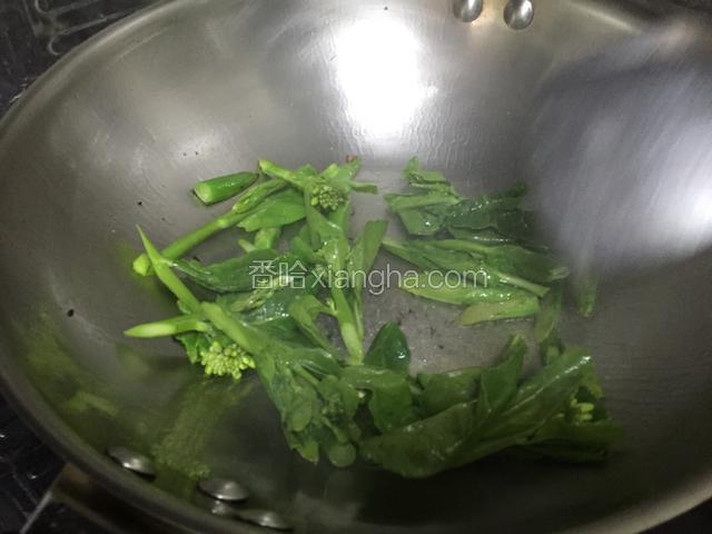 待芥蓝茎部炒至变色，加入芥蓝叶一起翻炒
