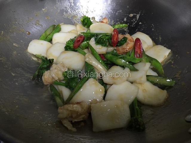 加入辣椒、料酒、盐、味极鲜，翻炒均匀