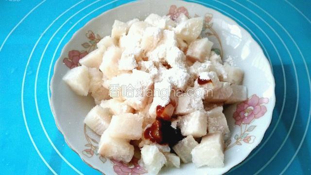 装盘，加入料酒，蚝油，淀粉，盐。