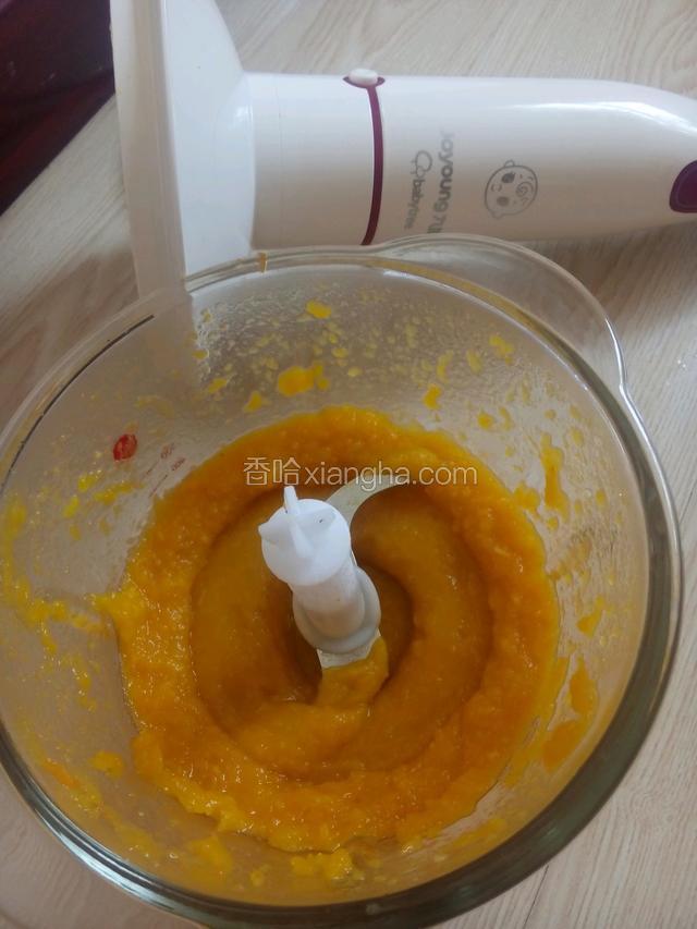 把蒸好的南瓜晾凉后放进搅拌杯内，用料理棒搅打成泥。
