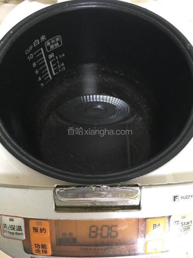 准备锅与水，
我使用电饭煲，所以冷水上锅，如果你使用炒菜锅或者蒸锅，那就先将水烧开再上已经包裹好的蛋液，大火蒸8分钟就可以出锅