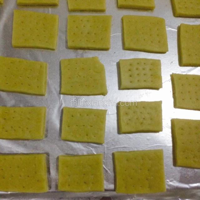 烤箱175度预热，烤盘上铺锡纸，在饼干胚上扎小孔
