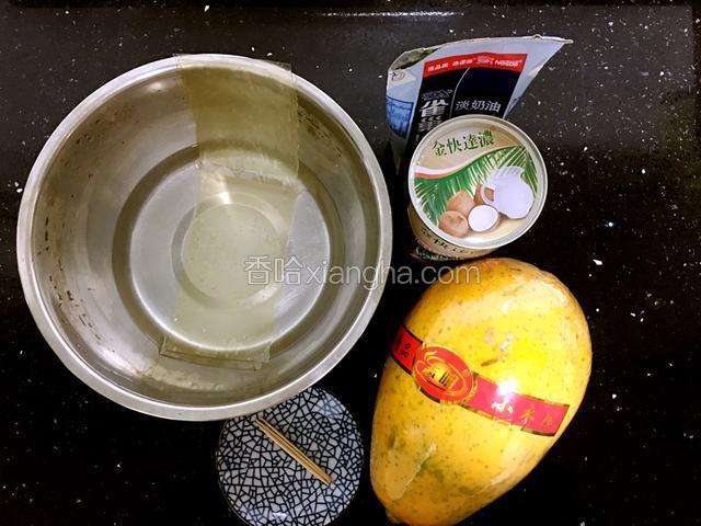 准备食材。吉利丁片提前用水泡软。
