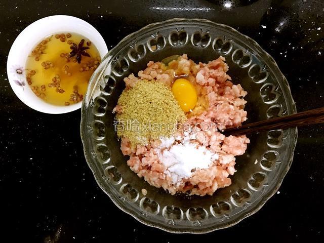 肉末中加入鸡蛋、10克淀粉、料酒、小麦胚芽、5克盐同向用力搅拌至上劲。