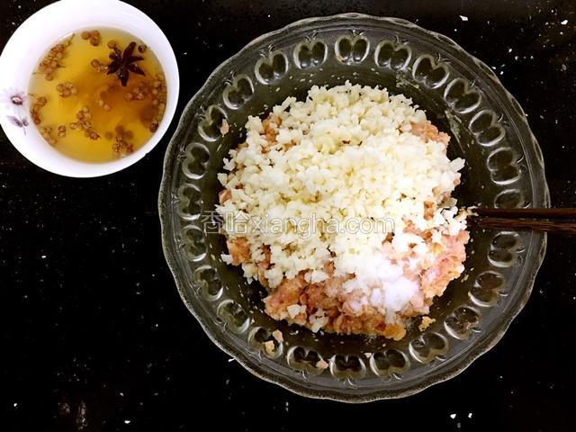 荸荠碎一起加入肉末中搅拌均匀。