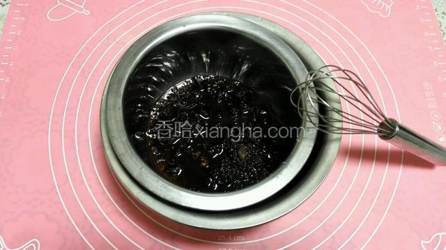 将红糖与色拉油混合，隔水搅化