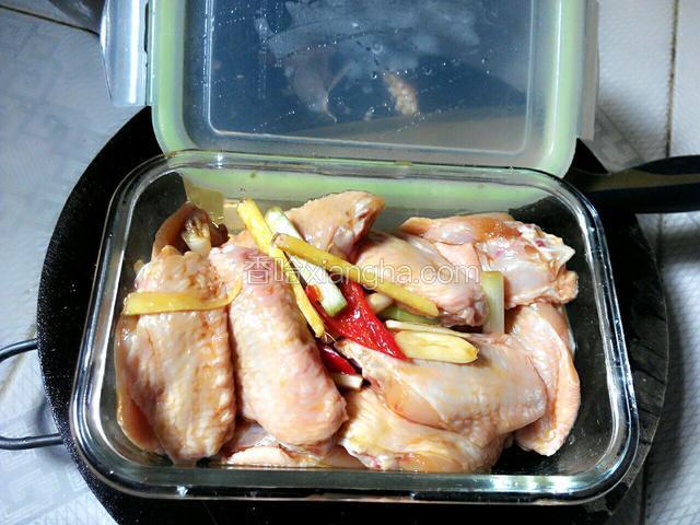 把辅料和鸡翅放一起腌制，（我腌制了两个钟）