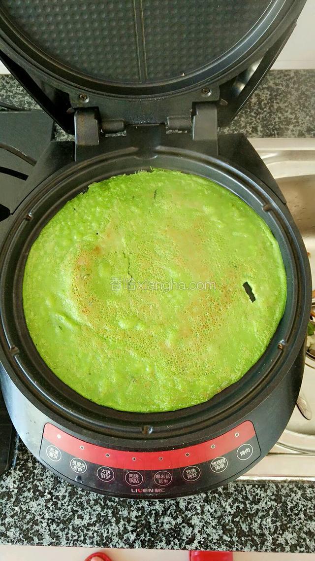 舀面糊，选择煎饼程序，摊好，装盘！