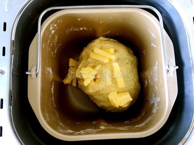 把室温软化的黄油放入，在选择两个和面程序继续和面。