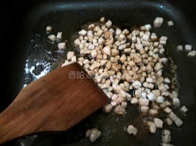 肉丁发白接着倒入生抽酱油（想也颜色深一点就放老抽上色）翻炒至肉丁颜色均匀