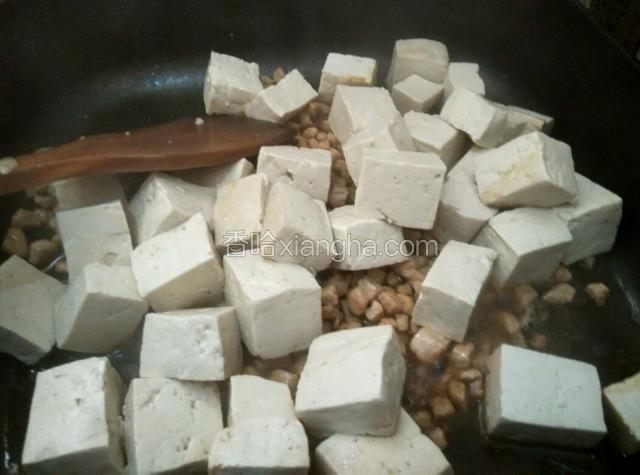 倒入豆腐块，翻炒2分钟