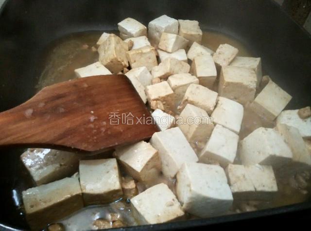 调好玉米淀粉倒入锅里勾芡，加盖小火烧5分钟