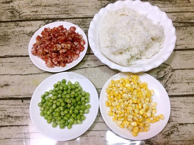 腊肠切粒，玉米粒、豌豆洗净备好、米饭备好