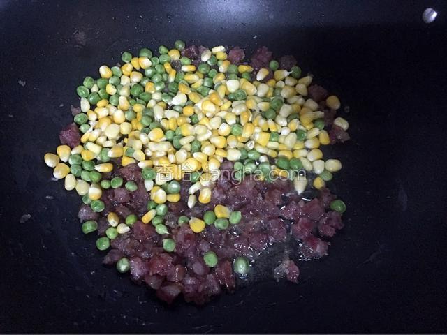 放入玉米、豌豆翻炒均匀