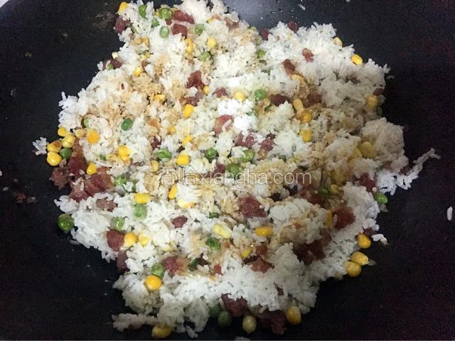 加入适量的盐和鸡精、味极鲜酱油翻炒均匀即可