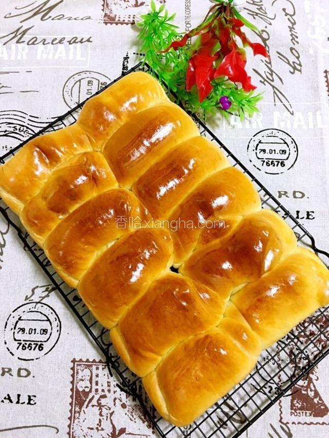 出炉后立刻脱模，放在烤网上晾凉。