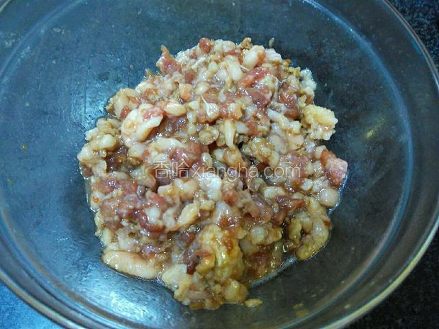 取120g猪肉末，加一勺酱油，一勺食盐，一勺料酒，半勺味精，半勺白糖。搅拌均匀，腌制一会。