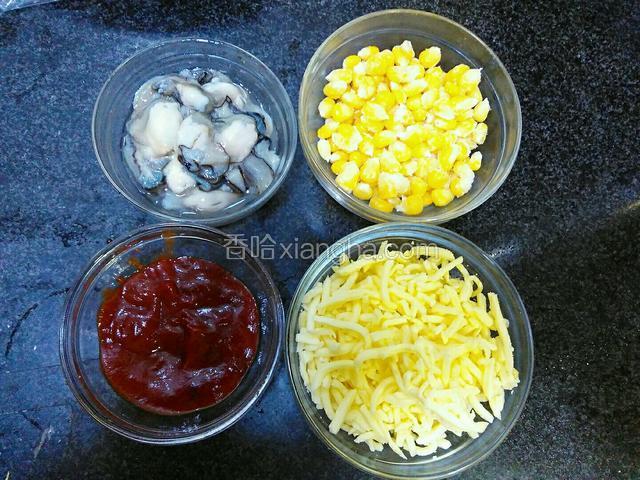 称好其他几种食材的比重。新鲜海蛎60g，玉米粒60g，番茄酱60g，奶酪丝120g。