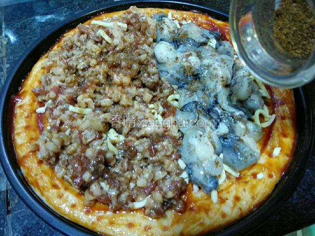 将腌制好的猪肉末和海蛎对半铺放在饼皮底上。再撒上一层椒盐。
