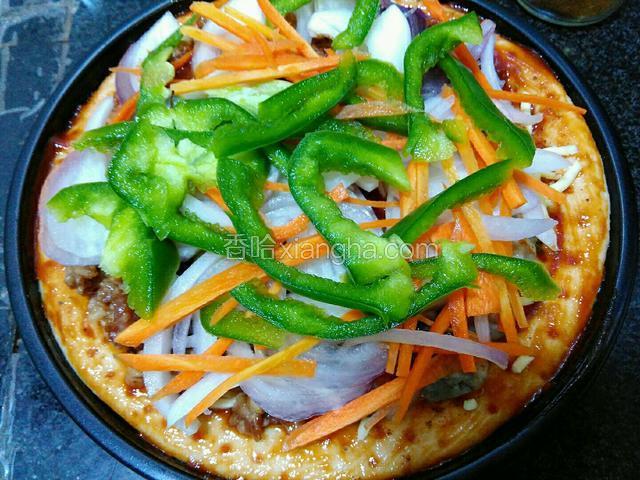 再铺上一层青椒丝。