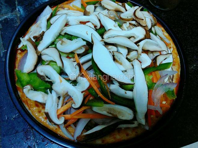再铺上香菇丝。