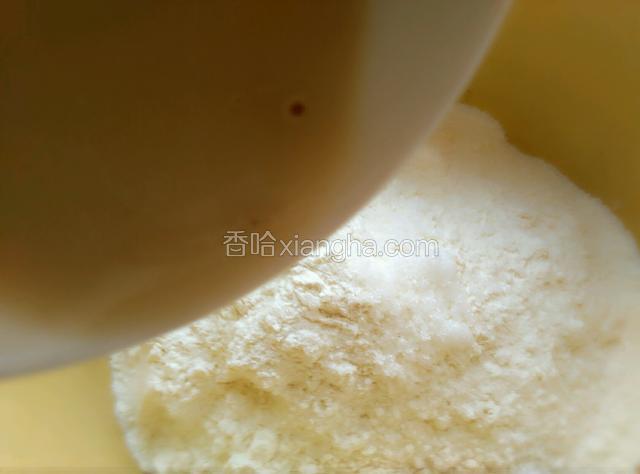 面粉中加少许白糖，慢慢加入酵母水