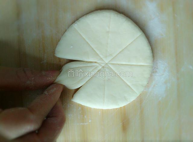 然后把两边角对捏起来，就成一个花瓣儿了