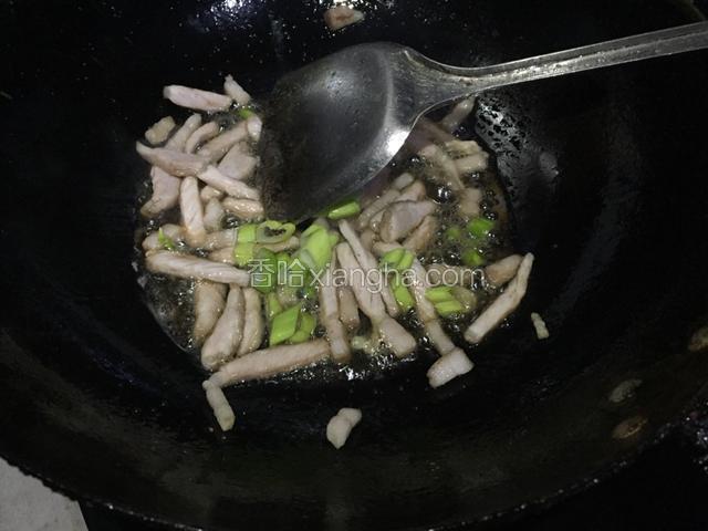 倒入葱花翻炒几下。