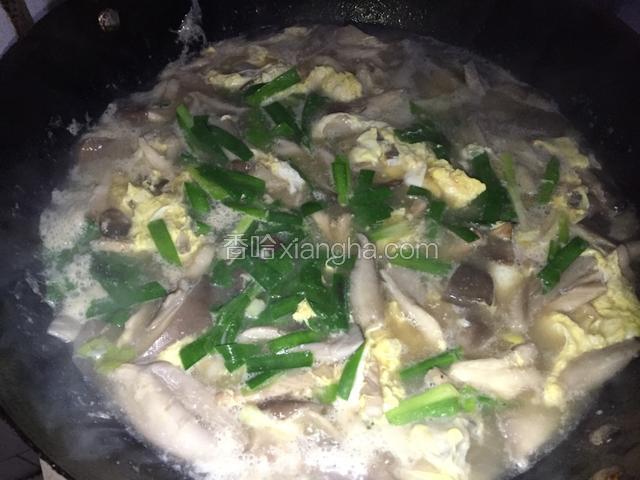 再次水开一会后，关火，加入鸡精和韭菜，翻动一下，关火出锅。