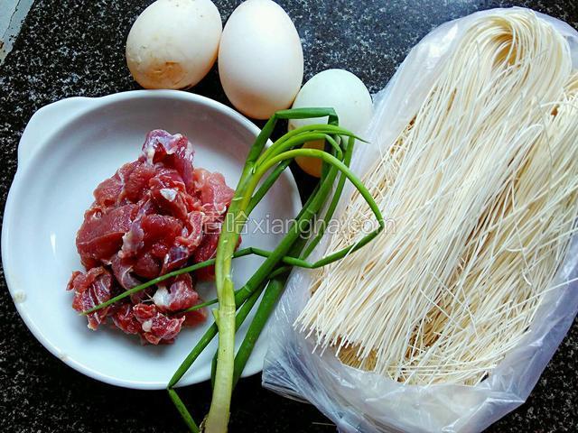 准备食材。猪瘦肉，鸭蛋，香葱，线面。