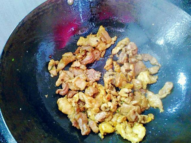 炒至肉片完全裹上酱油色。