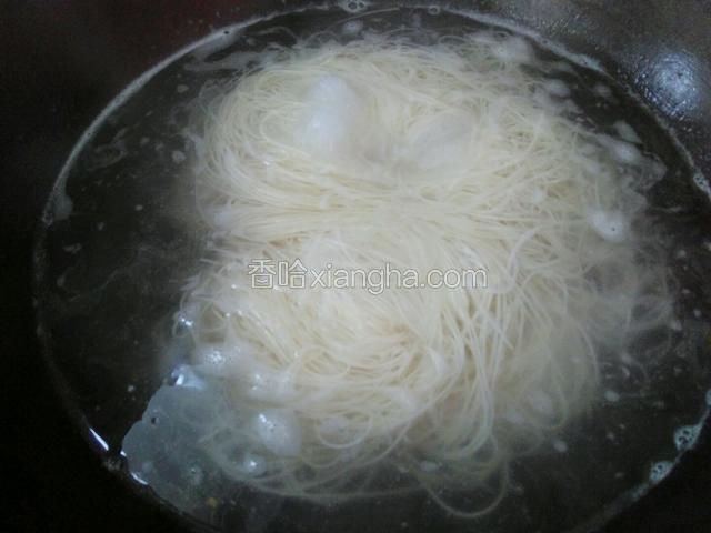 待煮至线面变软上浮后即可捞起。