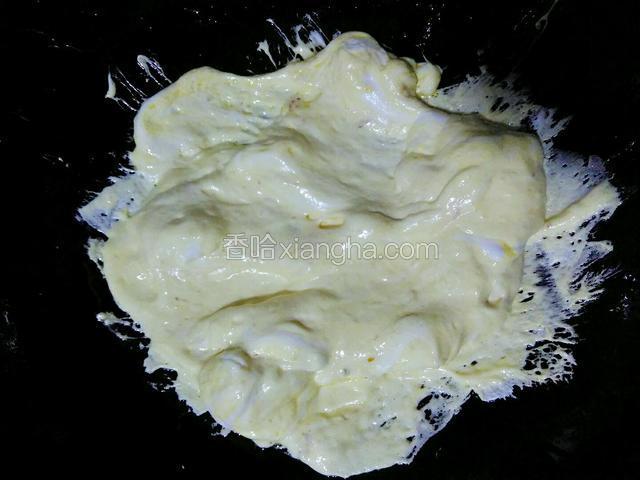 熬煮至棉花糖软化，和黄油完全混合融化一起。 