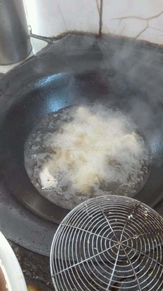 将腌制好的鱼块稍沥干，锅内放油，多点比较好炸，大火烧热，用一点点鱼肉放入热油中，如果能快速浮起立即调到中火保持，放入鱼块慢慢炸。