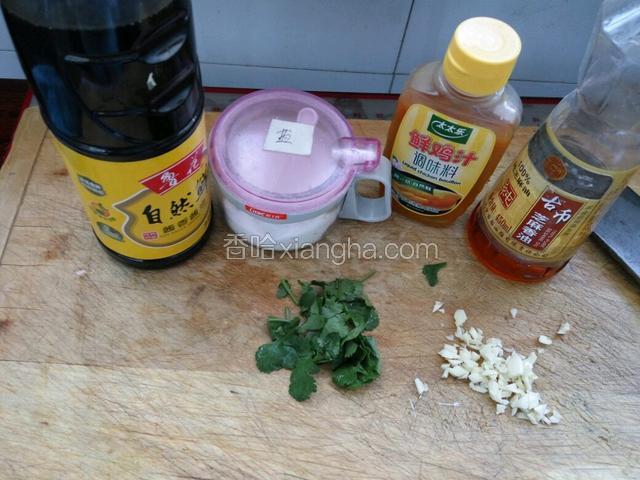准备调味料和蒜末，香菜切碎