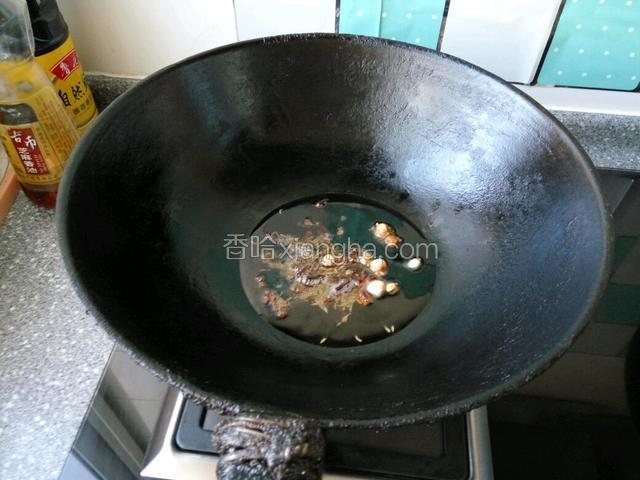 锅中放少许食用油，加入花椒，大料，豆蔻，孜燃粒熬出香味备用