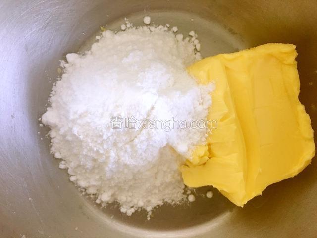 黄油室温软化放在大碗里，加入糖粉和盐。