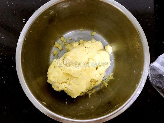 用硅胶刮刀充分拌匀，使面粉、柠檬皮屑和黄油拌成均匀的面团。