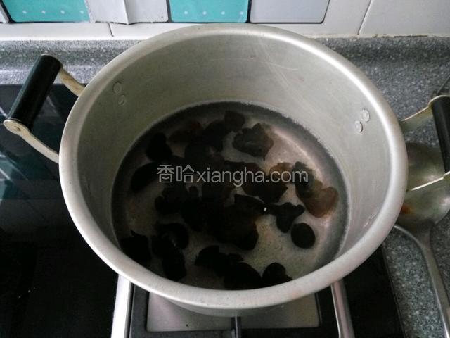 锅中放入清水焯下黑木耳，水开捞出过凉