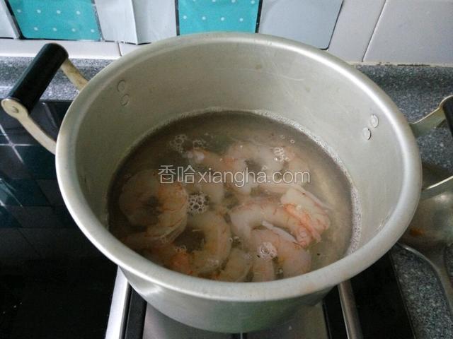 接下来把腌好虾仁焯水，水开捞出备用