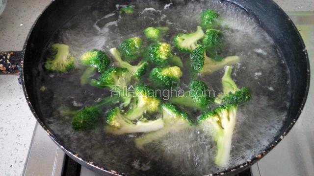 西兰花瓣成小朵洗净，放入烧开的水中加入少许食盐焯水。